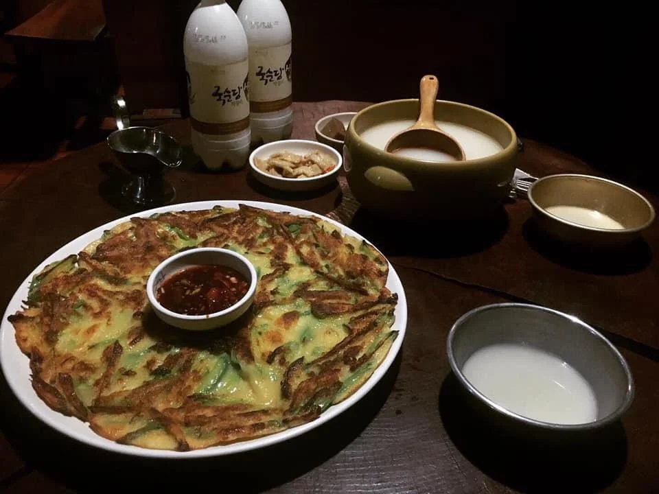 Makgeolli and Pajeon: A Rainy Day Delight